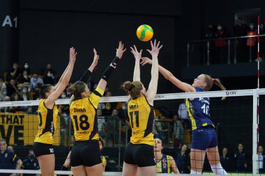 ISTANBUL, TURKEY - 31 Mart 2022: Isabelle Haak ve Zehra Gunes, Vakıfbank - Fenerbahçe Opet CEV Şampiyonlar Ligi Volley Semi Final karşılaşmasında