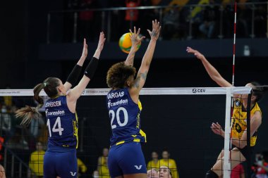 ISTANBUL, TURKEY - 31 Mart 2022: Eda Erdem Dundar ve Melissa Vargas Vakıfbank - Fenerbahçe Opet CEV Şampiyonlar Ligi Volley Semi Final maçı sırasında Vakıfbank Spor Salonu
