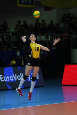 ISTANBUL, TURKEY - Nisan 06, 2022: Zehra Gunes Fenerbahçe Opet vs Vakifbank CEV Şampiyonlar Ligi Volley Semi Finali 'nde Vakıflar Arası Spor Salonu Finali' nde görev yaptı