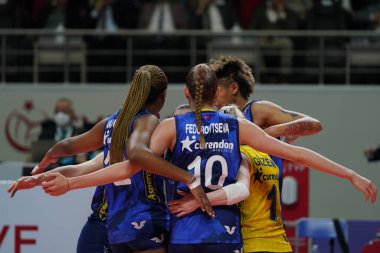 ISTANBUL, TURKEY - Nisan 06, 2022: Vakifbank CEV Şampiyonlar Ligi Volley Semi Final karşılaşmasında Fenerbahçe Opet oyuncuları Vakifbank Spor Salonu 'nda