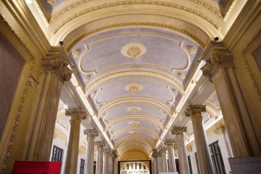 İSTANBUL, TURKIYE - 11 Eylül 2022: Taksim 'deki Hagia Triada Rum Ortodoks Kilisesi. Kilise 1880 'de kuruldu.