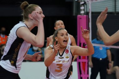 ISTANBUL, TURKEY - Nisan 03, 2022: Vakıfbank 'ta Cansu Özbay - Vakıfbank' ta Kuzeyboru Türk Sultanlar Ligi karşılaşması