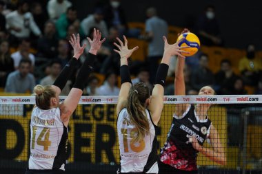 ISTANBUL, TURKEY - Nisan 03, 2022: Michelle Bartsch-Hackley ve Zehra Gunes Vakıfbank - Kuzeyboru Türk Sultanlar Ligi karşılaşmasında Vakıfbank Spor Salonu 'nda