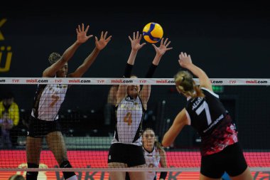 ISTANBUL, TURKEY - Nisan 03, 2022: Vakıfbank - Kuzeyboru Türk Sultanlar Ligi karşılaşması sırasında Vakıf Spor Salonu 'nda Chiaka Ogbogu ve Tugba Senoğlu