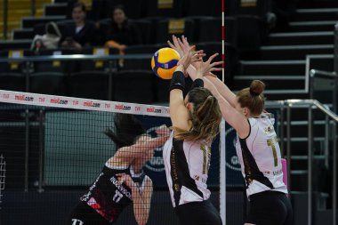 ISTANBUL, TURKEY - Nisan 03, 2022: Zehra Gunes ve Isabelle Haak Vakıfbank - Kuzeyboru Türk Sultanlar Ligi karşılaşmasında Vakıfbank Spor Salonu 'nda karşılaştı
