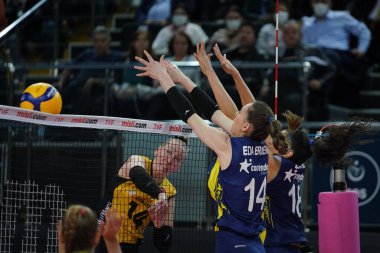 ISTANBUL, TURKEY - Mayıs 06, 2022: Eda Erdem Dundar ve Buse Unal, Burhan Felek Spor Salonu 'nda oynanan Fenerbahçe Opet - Vakıfbank Türkiye Sultanlar Ligi Playoff Finali karşılaşmasında