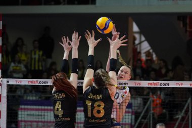 ISTANBUL, TURKEY - Mayıs 09, 2022: Burhan Felek Spor Salonu 'nda oynanan Fenerbahçe Opet vs Vakıfbank Türkiye Sultanlar Ligi Playoff Finali karşılaşmasında Tuğba Senoğlu ve Zehra Günes eylem halindeler