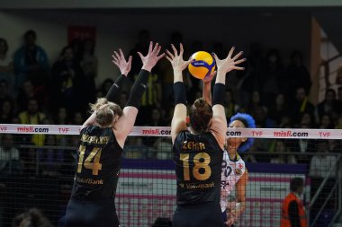 ISTANBUL, TURKEY - Mayıs 09, 2022: Michelle Bartsch-Hackley ve Zehra Gunes, Burhan Felek Spor Salonu 'nda oynanan Fenerbahçe Opet - Vakıfbank Türkiye Sultanlar Ligi Playoff Finali karşılaşmasında