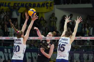 ISTANBUL, TURKEY - Mayıs 09, 2022: Arina Fedorovtseva ve Mina Popoviç, Burhan Felek Spor Salonu 'nda oynanan Fenerbahçe Opet - Vakıfbank Türkiye Sultanlar Ligi Playoff Finali karşılaşmasında eylem halindeler