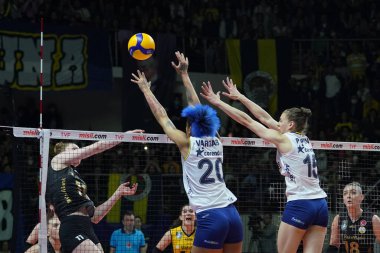 ISTANBUL, TURKEY - Mayıs 09, 2022: Melissa Vargas ve Mina Popoviç, Burhan Felek Spor Salonu 'nda oynanan Fenerbahçe Opet vs Vakifbank Türkiye Sultanlar Ligi Playoff Finali karşılaşmasında eylem halindeler