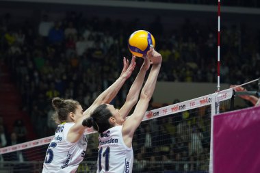 ISTANBUL, TURKEY - Mayıs 09, 2022: Mina Popoviç ve Naz Aydemir Akyol, Burhan Felek Spor Salonu 'nda oynanan Fenerbahçe Opet vs Vakıfbank Türkiye Sultanlar Ligi Playoff Finali karşılaşmasında eylem halindeler