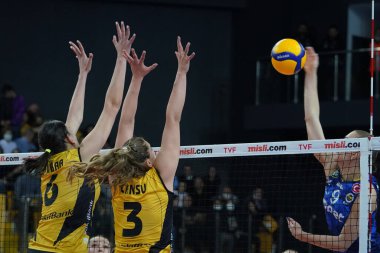 ISTANBUL, TURKEY - MAYIS 03, 2022: Kubra Caliskan ve Cansu Özbay, Vakıfbank - Fenerbahçe Opet Türkiye Sultanlar Ligi Playoff Finali 'nde oynanan Fenerbahçe karşılaşmasında
