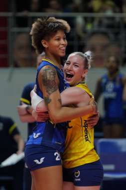 ISTANBUL, TURKEY - Nisan 06, 2022: Melissa Vargas ve Gizem Orge in Fenerbahçe Opet vs Vakifbank CEV Şampiyonlar Ligi Volley Semi Final maçı Vakifbank Spor Salonu 'nda