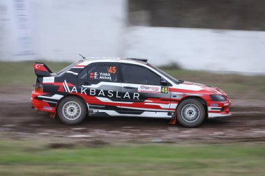 KOCAELI, TURKEY - 26 Aralık 2021: Erhan Akbas, Türkiye Rallycross Şampiyonası sırasında GP Garajı My Team of GP 'den Mitsubishi Lancer Evo IX' i sürüyor.