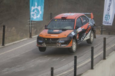 KOCAELI, TURKEY - 26 Aralık 2021: Bugra Can Kiliç, Türkiye Rallycross Şampiyonası sırasında Evofone Rallycross Rallicross Ralli Takımı 'ndan Mitsubishi Lancer IX' i sürdü.