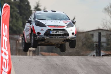 KOCAELI, TURKEY - 26 Aralık 2021: Burak Baslik, Türkiye Rallycross Şampiyonası sırasında Ford Fiesta R2 'yi sürüyor.