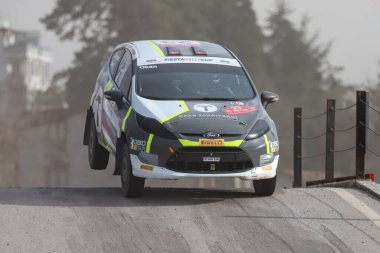 KOCAELI, TURKEY - 26 Aralık 2021: Okan Tanrietti, Türkiye Rallycross Şampiyonası sırasında Ford Fiesta R2 takımını Türkiye 'ye getirdi.