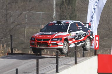 KOCAELI, TURKEY - 26 Aralık 2021: Erhan Akbas, Türkiye Rallycross Şampiyonası sırasında GP Garajı My Team of GP 'den Mitsubishi Lancer Evo IX' i sürüyor.