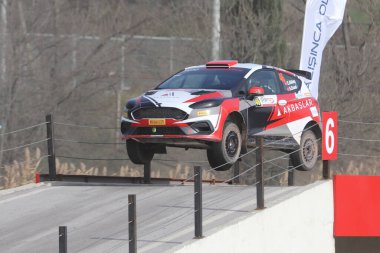 KOCAELI, TURKEY - 26 Aralık 2021: Erol Akbas, Türkiye Rallycross Şampiyonası sırasında Ford Fiesta Rally3 takımını sürdü.