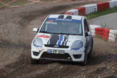 KOCAELI, TURKEY - 26 Aralık 2021: Irfan Tatlicilar Türkiye Rallycross Şampiyonası sırasında Ford Fiesta ST 'yi sürdü.
