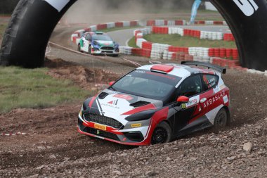KOCAELI, TURKEY - 26 Aralık 2021: Erol Akbas, Türkiye Rallycross Şampiyonası sırasında Ford Fiesta Rally3 takımını sürdü.