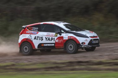 KOCAELI, TURKEY - 26 Aralık 2021: Burak Baslik, Türkiye Rallycross Şampiyonası sırasında Ford Fiesta R2 'yi sürüyor.