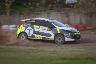 KOCAELI, TURKEY - 26 Aralık 2021: Okan Tanrietti, Türkiye Rallycross Şampiyonası sırasında Ford Fiesta R2 takımını Türkiye 'ye getirdi.