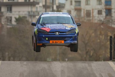 KOCAELI, TURKEY - 26 Aralık 2021: Serkan Güleç Türkiye Rallycross Şampiyonası sırasında Peugeot 206 RC 'de yarıştı.