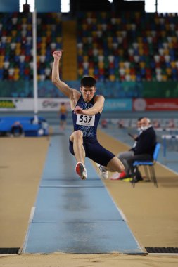 İSTANBUL, TURKEY - 16 HAZİRAN 2022: Türkiye Salon Atletizm Rekoru Yarışları sırasında tanımlanamayan atlet üçlü atlama