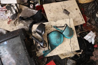İSTANBUL, TURKEY - HAZİRAN 06, 2022: İstanbul genelevinin bulunduğu ve 2019 yılında kapatıldığı Zurefa Caddesi 'ndeki terk edilmiş ve terk edilmiş genelevde ayrıntılar