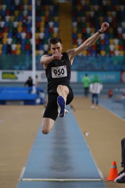 İSTANBUL, TURKEY - 26 Şubat 2022: Atakoy Atletizm Arenası 'nda düzenlenen Türk Salon Atletizm Şampiyonası sırasında uzun atlamacı