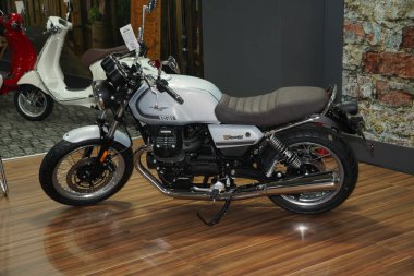 İSTANBUL, TURKEY - 23 Nisan 2022: Moto Guzzi 850 İstanbul Fuar Fuarı 'nda sergileniyor