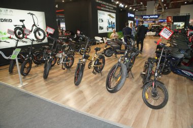 İSTANBUL, TURKEY - 23 Nisan 2022: İstanbul Sergi Merkezi 'ndeki Motosiklet Fuarında bisiklet sergileniyor