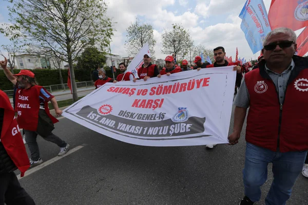 stock image ISTANBUL, TURKEY - MAY 01, 2022: People march in International Workers Day