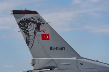 KONYA, TURKIYE - 30 Haziran 2022: Türk Hava Kuvvetleri Lockheed Martin F-16C Fighting Falcon (HC-25) Anadolu Kartal Hava Kuvvetleri Tatbikatı sırasında Konya Havalimanı 'nda sergilendi
