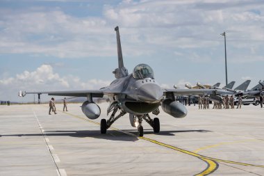 KONYA, TURKIYE - 30 Haziran 2022: Türk Hava Kuvvetleri General Dynamics F-16C Fighting Falcon (4R-097) Anadolu Kartal Hava Kuvvetleri Tatbikatı sırasında Konya Havalimanı 'nda taksicilik yapıyor