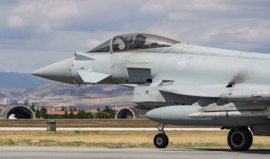 KONYA, TURKIYE - 30 Haziran 2022: Birleşik Krallık Kraliyet Hava Kuvvetleri Eurofighter Eurofighter FGR4 (444 / BS135) Anadolu Kartal Hava Kuvvetleri Egzersizi sırasında Konya Havalimanı 'nda taksicilik