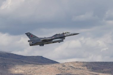 KONYA, TURKIYE - 30 Haziran 2022: Türk Hava Kuvvetleri Generali Dinamik F-16D Savaş Şahini (4S-6) Anadolu Kartal Hava Kuvvetleri Tatbikatı sırasında Konya Havalimanı 'ndan havalandı