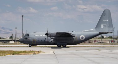 KONYA, TURKIYE - 30 Haziran 2022: Pakistan Hava Kuvvetleri Lockheed C-130E Herkül (382-4148) Anadolu Kartal Hava Kuvvetleri Tatbikatı sırasında Konya Havalimanı 'nda taksicilik yapıyor