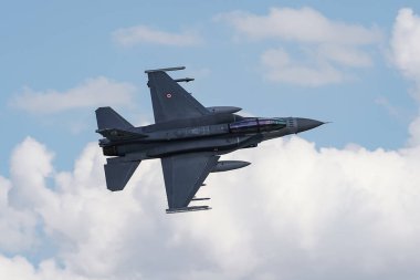 KONYA, TURKIYE - 30 Haziran 2022: Türk Hava Kuvvetleri Lockheed Martin F-16D Savaş Şahini (NW-15) Anadolu Kartal Hava Kuvvetleri Tatbikatı sırasında Konya Havalimanı üzerinde uçuyor