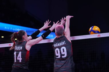 ANKARA, TURKIYE - Haziran 04, 2022: Erdem Dundar Eda ve Karakurt Ebrar, Bulgaristan - Türkiye VNL Havuz Maçı sırasında Ankara Arena 'da karşı karşıya geldiler