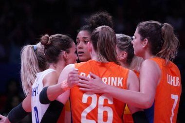 ANKARA, TURKIYE - HAZİRAN 05, 2022: Hollanda 'lı oyuncular, Ankara Arena' da oynanan Sırbistan VNL havuzunda skor puanını kutluyor