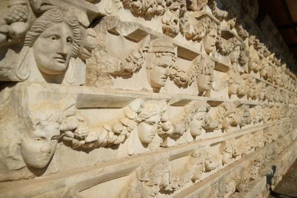 Αρχαία Mask Reliefs Στην Αφροδίτη Αρχαία Πόλη Στην Geyre Aydin — Φωτογραφία Αρχείου