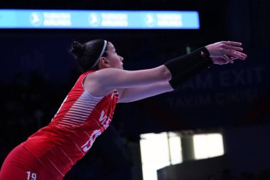 ANKARA, TURKIYE - HAZİRAN 05, 2022: Kapucu Ceren, Ankara Arena 'da oynanan Türkiye-Belçika VNL Havuzu karşılaşmasında görev başında