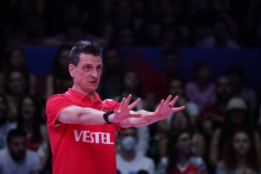 ANKARA, TURKIYE - HAZİRAN 05, 2022: Ankara Arena 'da oynanan Türkiye vs Belçika VNL Havuz karşılaşmasında teknik direktör Giovanni Guidetti