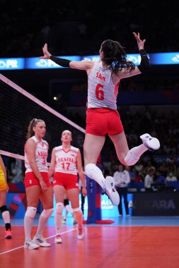 ANKARA, TURKIYE - HAZİRAN 03, 2022: Şahin Saliha Ankara Arena 'da Çin' e karşı oynanan VNL Havuz maçı öncesinde ısınıyor