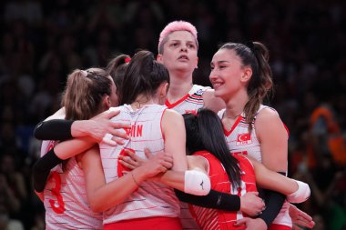 ANKARA, TURKIYE - HAZİRAN 03, 2022: Türkiye 'deki oyuncular, Ankara Arena' da oynanan Çin VNL havuz maçında skor puanını kutluyorlar