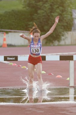 DENIZLI, TURKIYE - 16 Temmuz 2022: Balkan Atletizm Şampiyonası sırasında Denizli Albayrak Atletizm Pisti 'nde 3000 metre engelli koşan tanımlanamayan sporcu