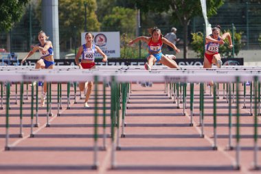 DENIZLI, TURKIYE - 17 Temmuz 2022: Balkan Atletizm Şampiyonası sırasında Denizli Albayrak Atletizm Pisti 'nde 100 metre engelli koşan sporcular