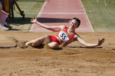 DENIZLI, TURKIYE - 17 Temmuz 2022: Balkan Atletizm Şampiyonası sırasında Denizli Albayrak Atletizm Pisti 'nde uzun atlama